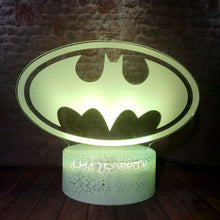 Lade das Bild in den Galerie-Viewer, 3D-LED-Nachtlampe mit Superhelden Symbol Hologramm kaufen