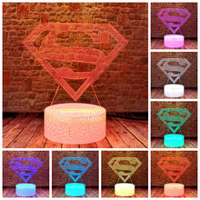 Lade das Bild in den Galerie-Viewer, 3D-LED-Nachtlampe mit Superhelden Symbol Hologramm kaufen