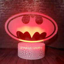 Lade das Bild in den Galerie-Viewer, 3D-LED-Nachtlampe mit Superhelden Symbol Hologramm kaufen