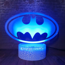 Lade das Bild in den Galerie-Viewer, 3D-LED-Nachtlampe mit Superhelden Symbol Hologramm kaufen
