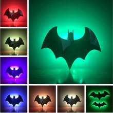 Lade das Bild in den Galerie-Viewer, Batman Wandlampe LED Licht kaufen