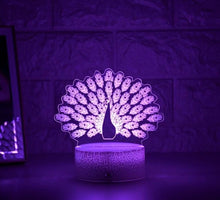 Lade das Bild in den Galerie-Viewer, Wundervolles Nachtlicht mit Pfau Motiv - Leuchtet in vielen Farben kaufen