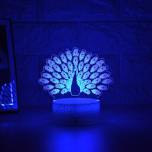 Lade das Bild in den Galerie-Viewer, Wundervolles Nachtlicht mit Pfau Motiv - Leuchtet in vielen Farben kaufen