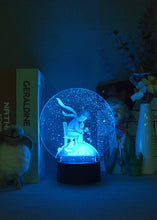 Lade das Bild in den Galerie-Viewer, Nachtlicht mit Glaskugel Winter Motiv und Farbwechsel kaufen
