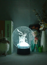 Lade das Bild in den Galerie-Viewer, Nachtlicht mit Glaskugel Winter Motiv und Farbwechsel kaufen