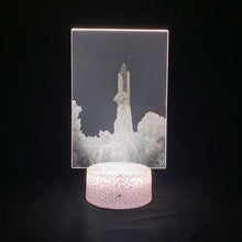 Lade das Bild in den Galerie-Viewer, Nachtlicht mit Space Shuttle Start Motiv kaufen